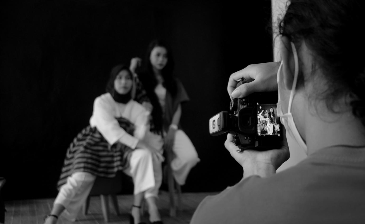 Detailaufnahme eines Beauty-Dish-Setups mit Waben für gerichtetes Licht