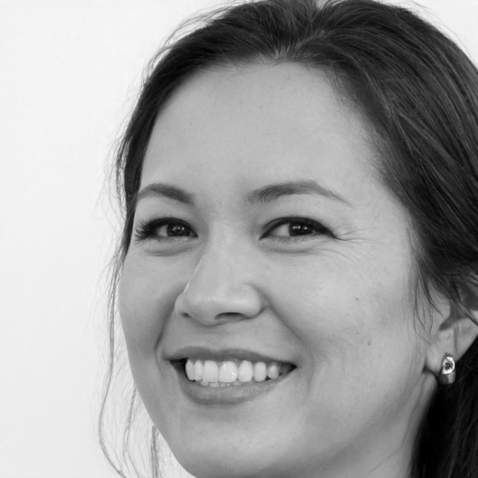 Studiolicht-Expertin Ingrid Kellermann beim Setup einer Porträtsession